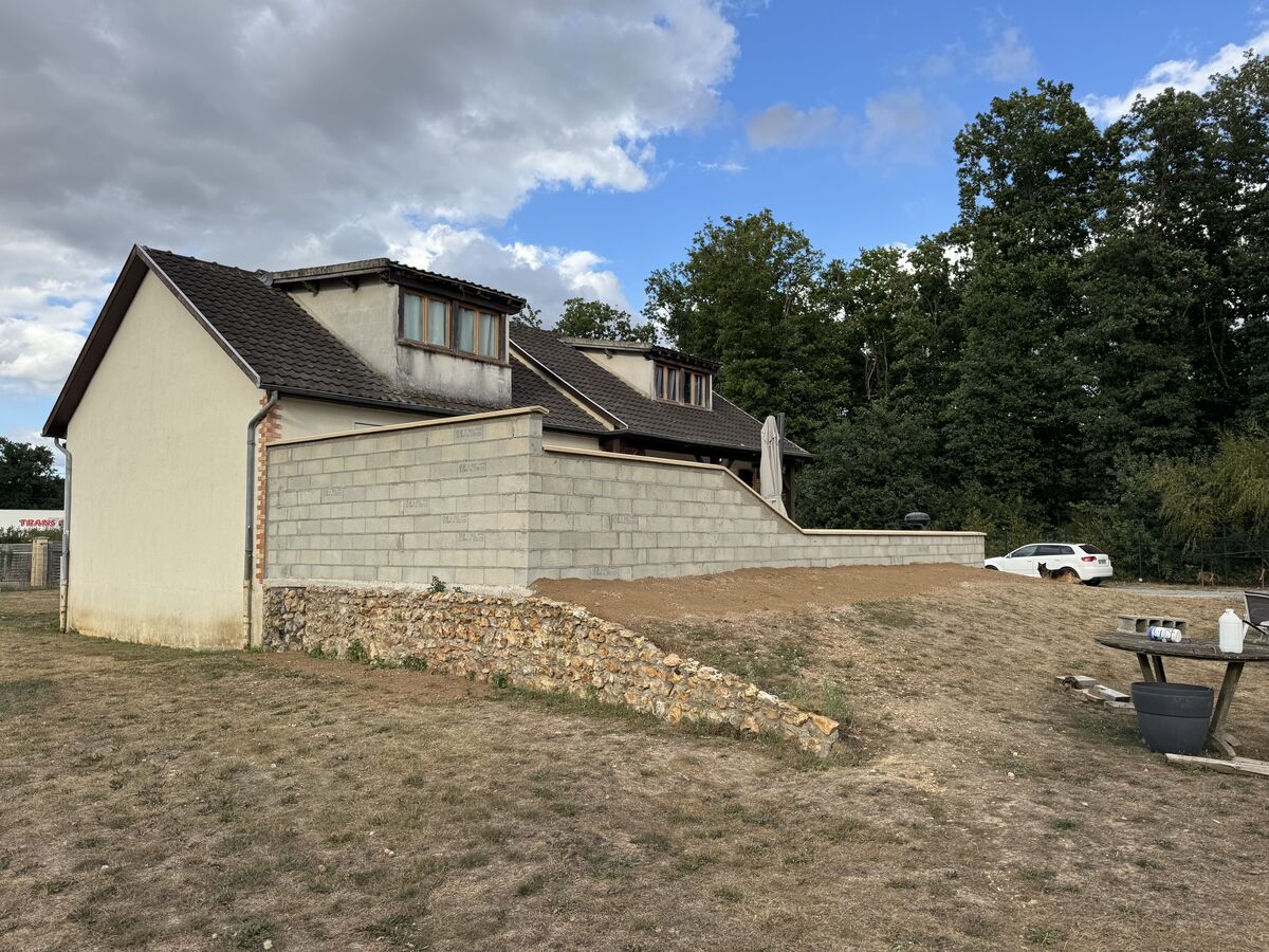 Mur de soutènement et terrassement devant une maison